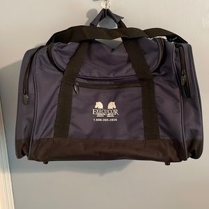 ⭐️Host Pick⭐️ Duffle bag in navy & black like New!